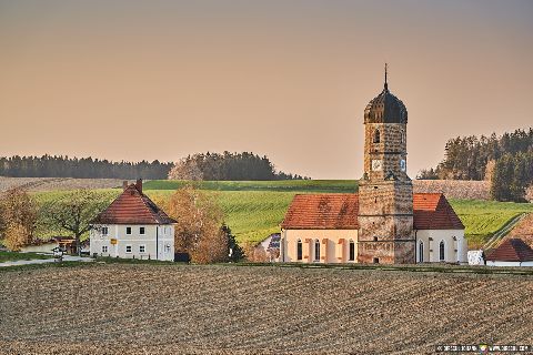 Gemeinde Wurmannsquick Landkreis Rottal-Inn Martinskirchen Acker Kirche (Dirschl Johann) Deutschland PAN